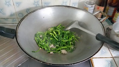 วิธีทำ ผัดผักบุ้งใส่หมูสับ