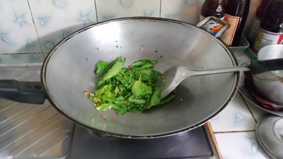 วิธีทำ ผัดกระเพราหมูสามเหล่า