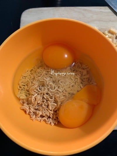 วิธีทำ ไข่เจียวมาม่ากรอบชีสทอด วิธีทำ ไข่เจียวมาม่ากรอบชีสทอด