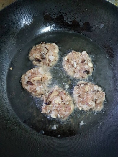 วิธีทำ หมูทอดเห็ดหอม วิธีทำ หมูทอดเห็ดหอม