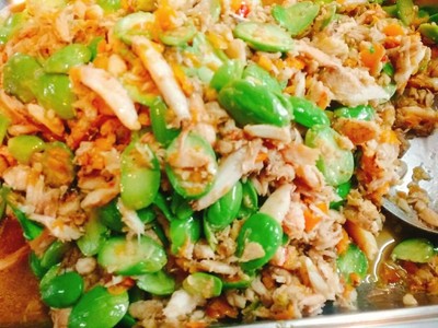 เนื้อปูผัดพริกเหลืองสะตอ