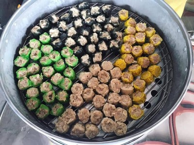 ขนมจีบหลากหลายเมนูความอร่อยประกอบด้วย ขนมจีบหมู ขนมจีบหมูหยก ขนมจีบปู ขนมจีบกุ้ง
