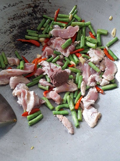 วิธีทำ หมูผัดกะปิพริกสด วิธีทำ หมูผัดกะปิพริกสด