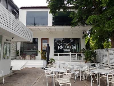 ร้านริมถนนอู่ทอง เส้นที่มีโรตีเยอะๆ