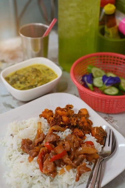 ใต้ต้นมะม่วง