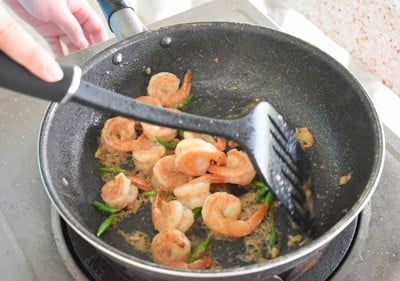 วิธีทำ กุ้งผัดพริกขี้หนูอ่อน
