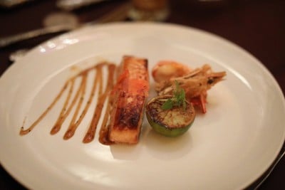 -Marinated salmon in Chinese honey sauce with ginger (Лосось в китайском имбирно-медовом соусе) : เสต๊กแซลมอนรมควัน และ กุ้งลายเสือ