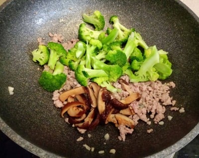 วิธีทำ ผัดบร็อคโคลี่เห็ดหอมหมูสับ วิธีทำ ผัดบร็อคโคลี่เห็ดหอมหมูสับ