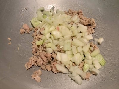 วิธีทำ หมูสับผัดหอมใหญ่ วิธีทำ หมูสับผัดหอมใหญ่