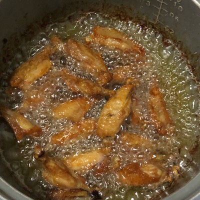 วิธีทำ ปีกกลางไก่ทอดกรอบคลุกพริกหม่าล่า วิธีทำ ปีกกลางไก่ทอดกรอบคลุกพริกหม่าล่า