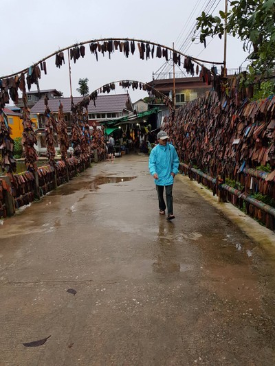 บ้าน 'อีต่อง' ทองผาภูมิ กาญจนบุรีนี่เอง ~