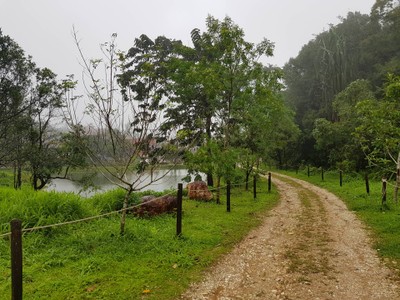 ทางไปเหมืองแร่ ก็จะเจอน้ำตกธารเล็กๆแล้วบ่อน้ำที่มีย้งปลาคราฟ