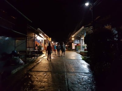 รอบๆหมู่ยามค่ำคืน