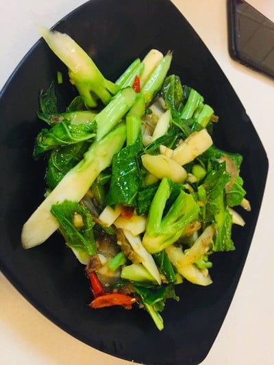 คะน้าหมูกรอบ
