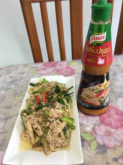 วิธีทำ ผัดเห็ดเข็มทอง วิธีทำ ผัดเห็ดเข็มทอง