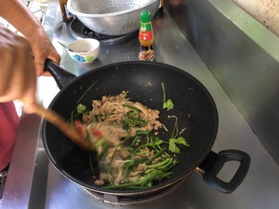 วิธีทำ ผัดเห็ดเข็มทอง วิธีทำ ผัดเห็ดเข็มทอง