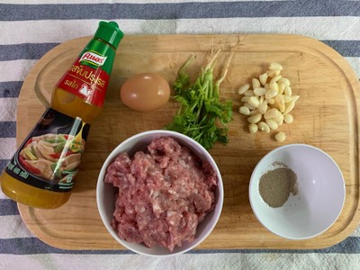 วิธีทำ หมูปั้นทอด วิธีทำ หมูปั้นทอด