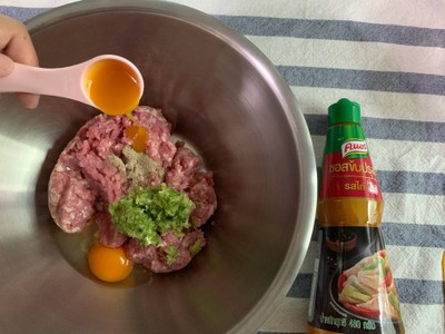 วิธีทำ หมูปั้นทอด วิธีทำ หมูปั้นทอด