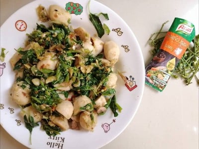 ผัดกระเพรา ลูกชิ้นหมู