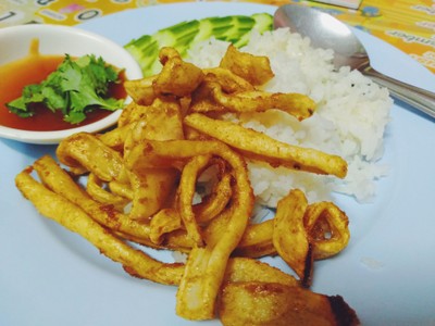 ข้าวปลาหมึกทอดแดดเดียว