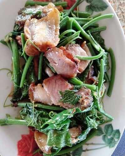 ยอดมะระผัดหมูกรอบ