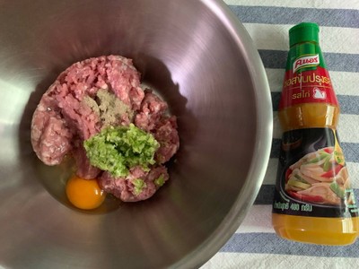 วิธีทำ หมูปั้นทอด วิธีทำ หมูปั้นทอด