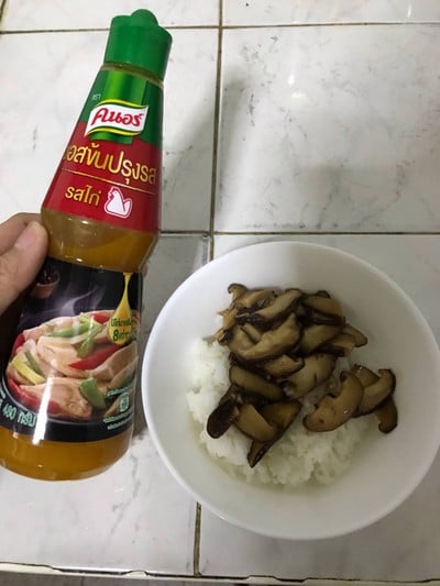ข้าวหน้าเห็ดสดคั่วซีอิ๊ว
