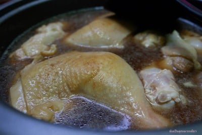 วิธีทำ ไก่ต้มน้ำปลาน้ำตาลมะพร้าว (สูตรไม่ใส่ซีอิ๊วดำ)