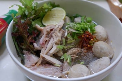 วิธีทำ ก๋วยเตี๋ยวไก่ฉีกซุปน้ำใส 