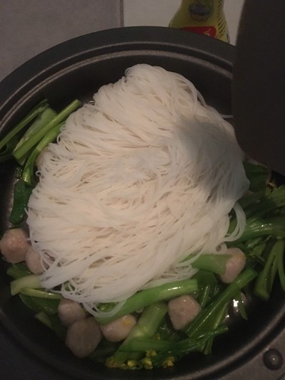 วิธีทำ หมี่ขาวผัดลูกชิ้น วิธีทำ หมี่ขาวผัดลูกชิ้น