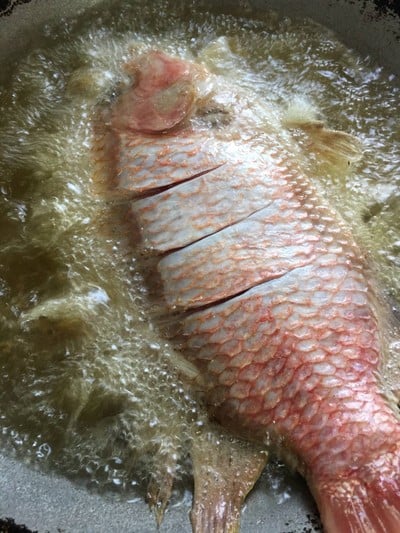 วิธีทำ “ปลาทับทิมทอดซอสน้ำปลาราดน้ำยำ”