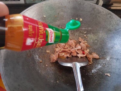 วิธีทำ คะน้าหมูผัดซอสไก่