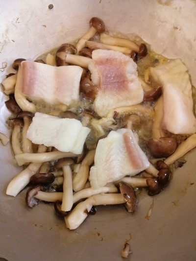 วิธีทำ ปลาดอลลี่ผัดเห็ดซอสคนอร์