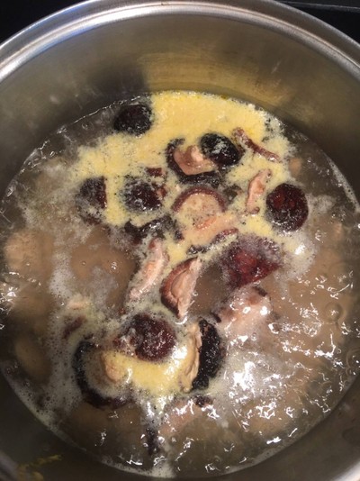 วิธีทำ แกงจืดฟักเห็ดหอมอกไก่ วิธีทำ แกงจืดฟักเห็ดหอมอกไก่