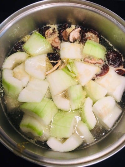 วิธีทำ แกงจืดฟักเห็ดหอมอกไก่ วิธีทำ แกงจืดฟักเห็ดหอมอกไก่