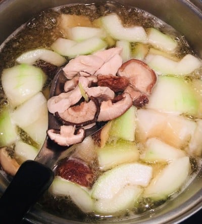 วิธีทำ แกงจืดฟักเห็ดหอมอกไก่ วิธีทำ แกงจืดฟักเห็ดหอมอกไก่