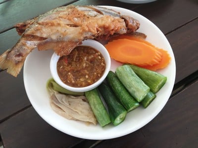 ปลายอนทอด พร้อมแจ่ว และผักนึ่ง