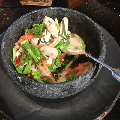 ยำคอหมูย่าง