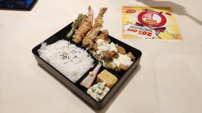 เบนโตะกุ้งและไก่เทมปุระราดทาร์ทาร์ซอส