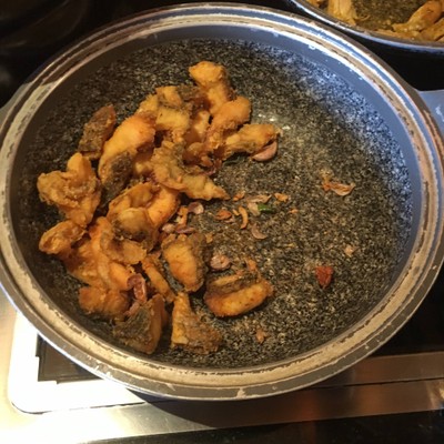 ปลาทอดขมิ้นกับกระเทียม