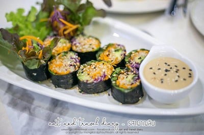 ซูชิควินัวออร์แกนิคไส้อโวคาโด้ครีมซอสครีมขิง