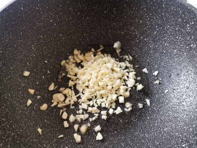 วิธีทำ หมูสับผัดกระเทียมโรยพริกสด