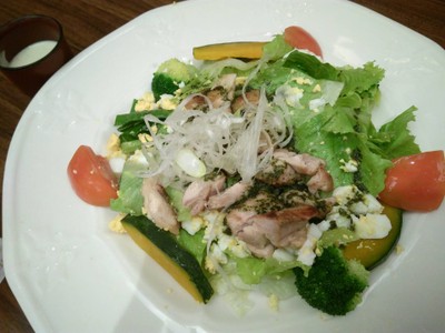 สลัดไก่ย่างถ่านราดซอสเบซิล