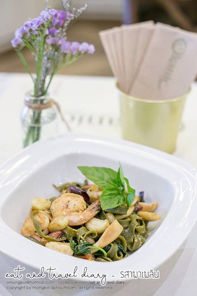 เคลพาสต้าเส้นสดผัดพริกแห้ง กระเทียม กุ้งสด