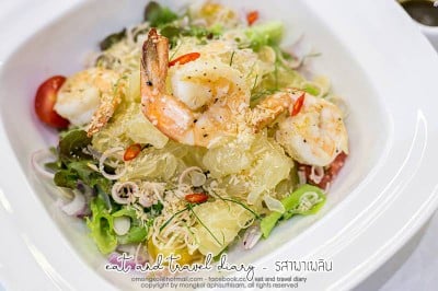 ยำส้มโอกุ้งย่างเกลือสีชมพู