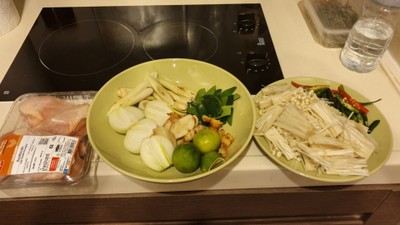 วิธีทำ ต้มยำน่องไก่ ใส่ทุกอย่างในตู้เย็น