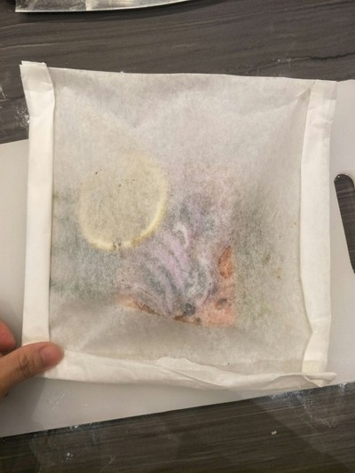 วิธีทำ Parchment Baked Salmon with Mashed Purple Potatoes วิธีทำ Parchment Baked Salmon with Mashed Purple Potatoes