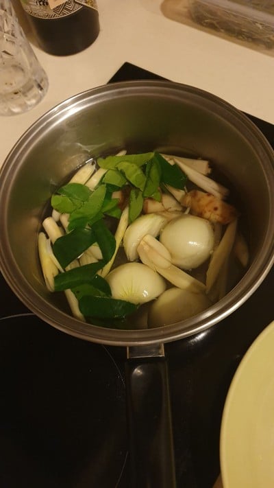 วิธีทำ ต้มยำน่องไก่ ใส่ทุกอย่างในตู้เย็น