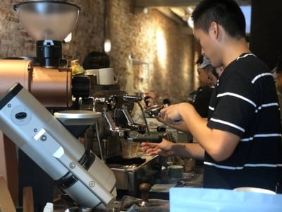 นั่งดูบาริสต้าชงกาแฟเพลินๆ 