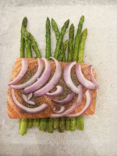 วิธีทำ Parchment Baked Salmon with Mashed Purple Potatoes วิธีทำ Parchment Baked Salmon with Mashed Purple Potatoes